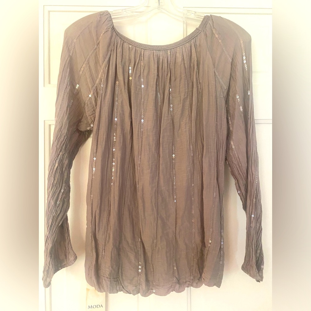 Women’s long sleeve sparkly taupe blouse in small. Made in Italy by Moda